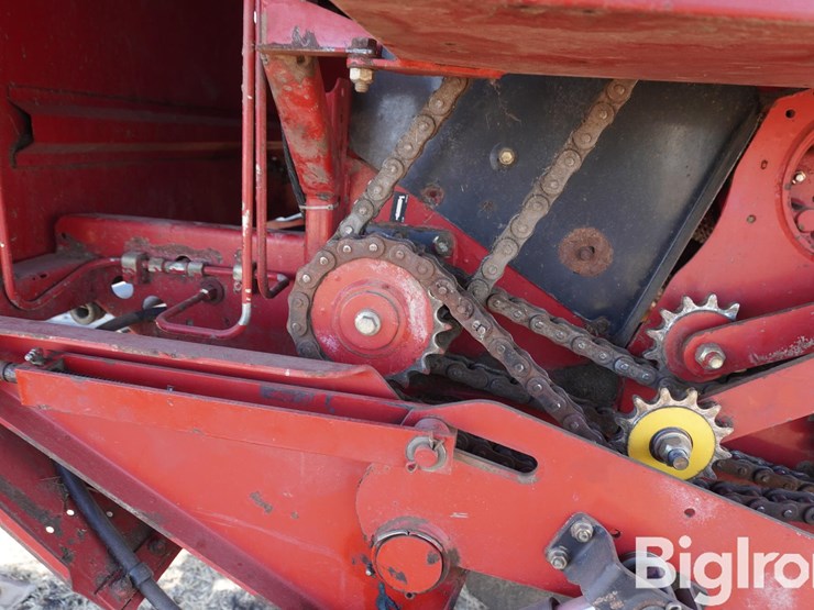 2004-new-holland-br780-image-13