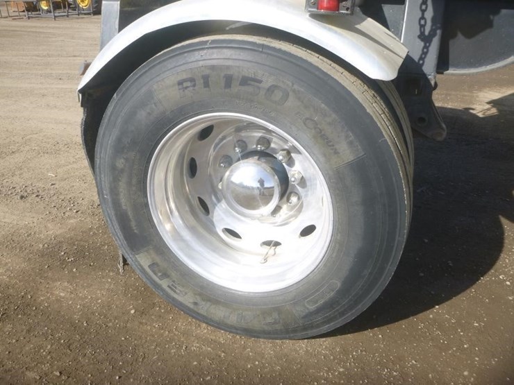 2014-peterbilt-388-image-47