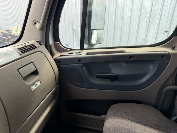 2018-freightliner-122sd-image-93