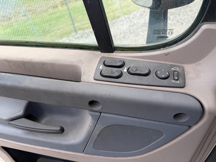 2018-freightliner-122sd-image-91