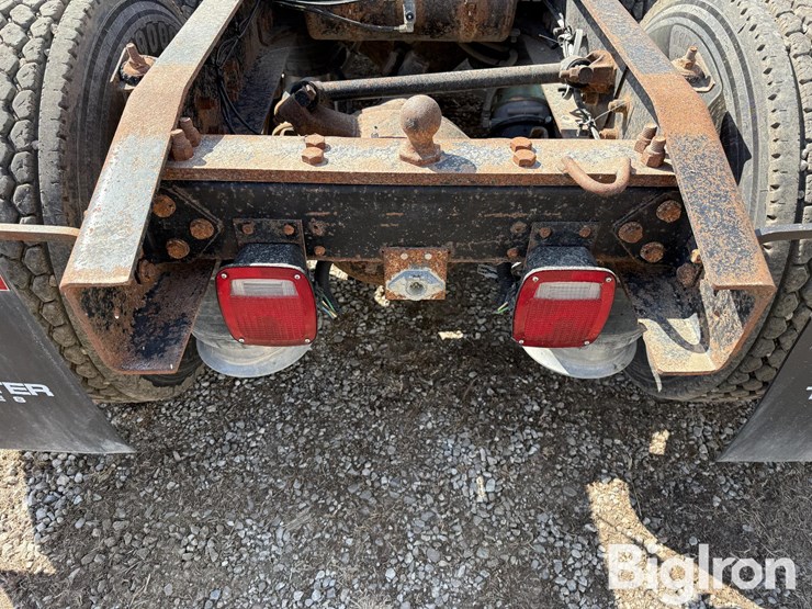 1995-freightliner-fld120-image-10