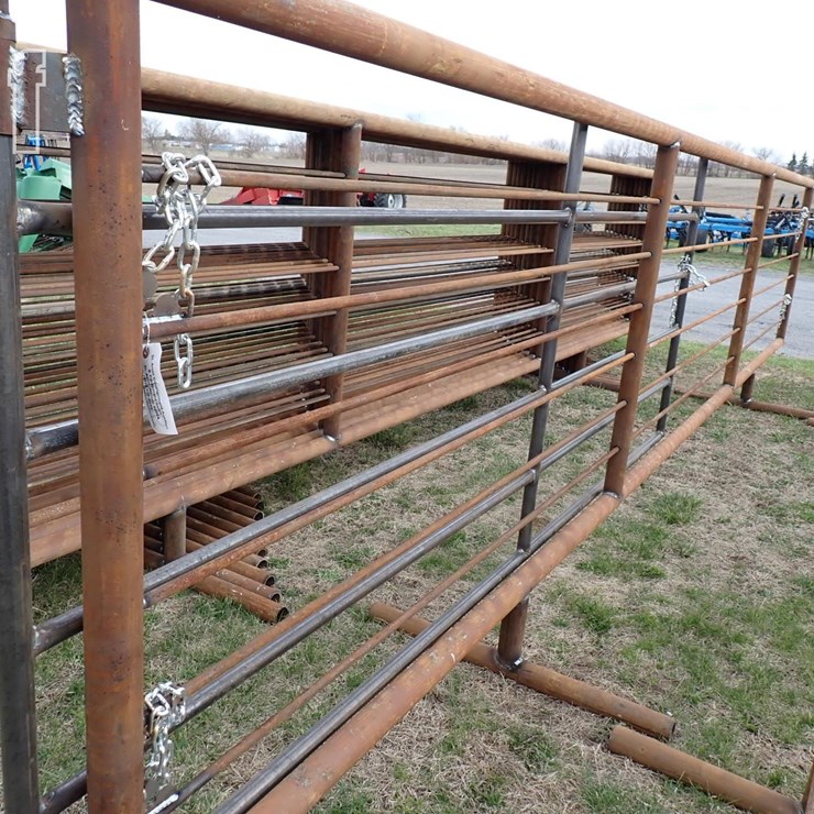 (1) FREESTANDING PANEL W/ GATE