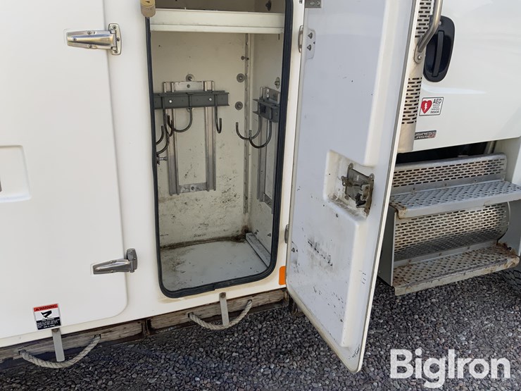 2010-freightliner-m2-106-image-11