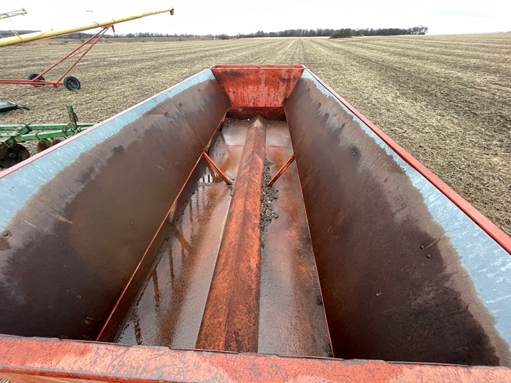 #118-•-h&s-20'-feeder-wagon-image-5