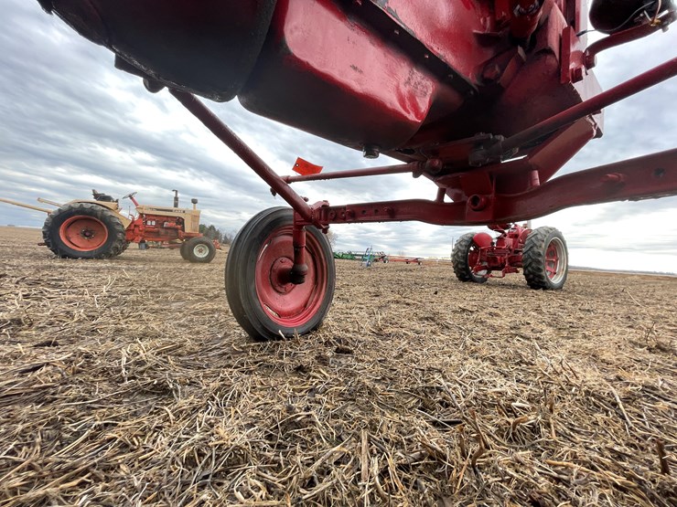 #108-•-mccormick-farmall-b-gas-tractor-image-24