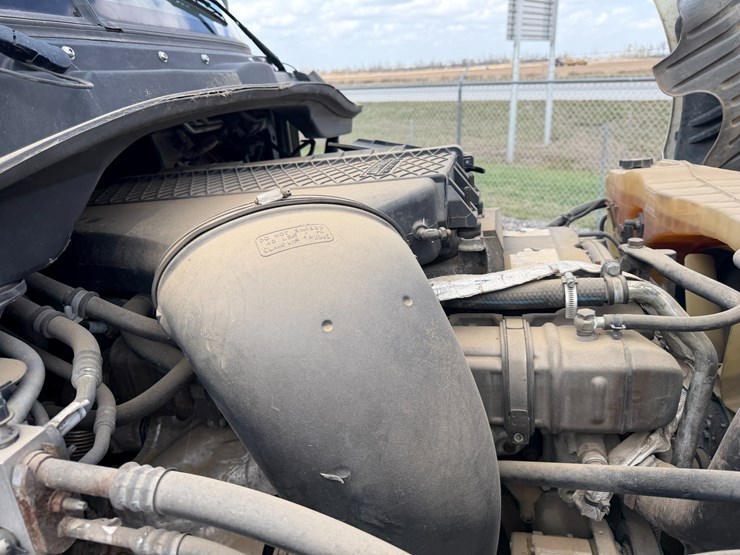 2018-freightliner-122sd-image-69