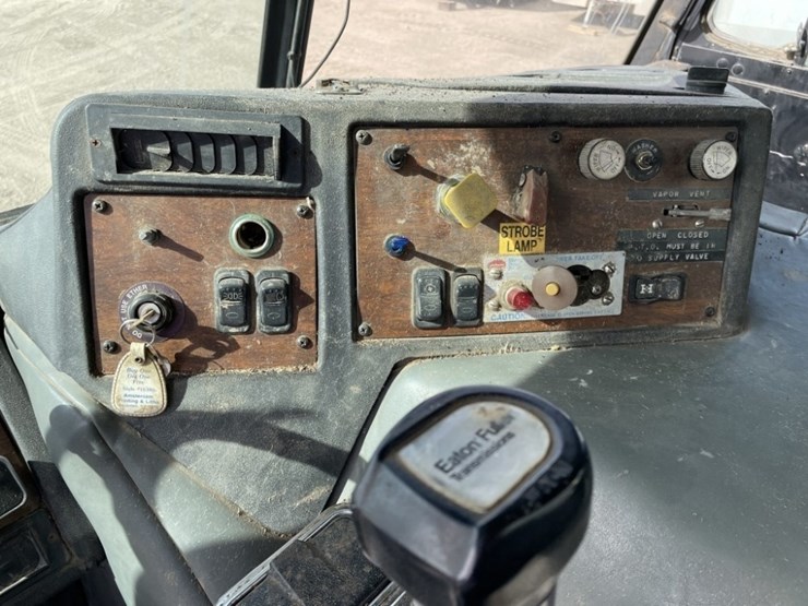 1997-peterbilt-320-image-22