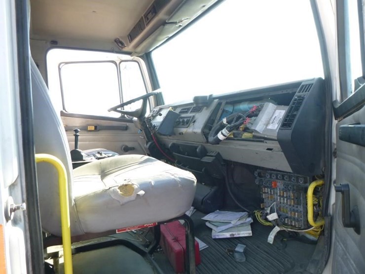 2001-freightliner-fl70-image-19