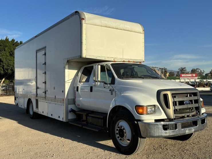 2013-ford-f650-xlt-image-2