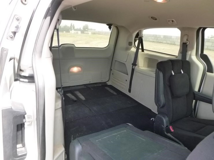2014-dodge-grand-caravan-image-25
