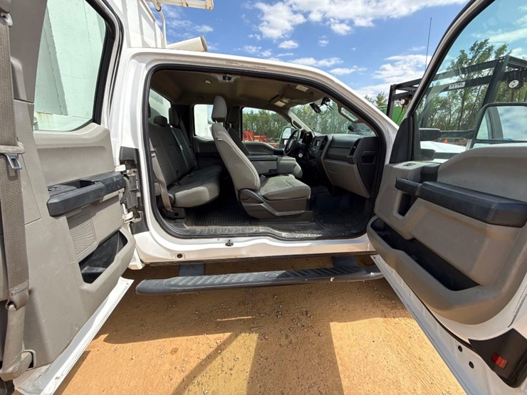 2017-ford-f550-xl-image-8