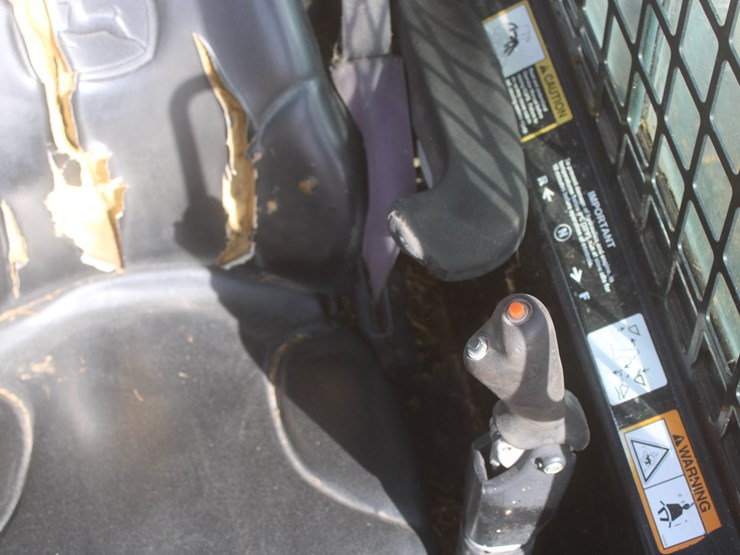 john-deere-325-image-33