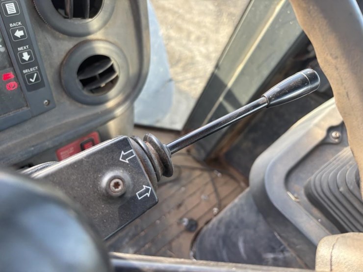 2005-deere-624j-image-35