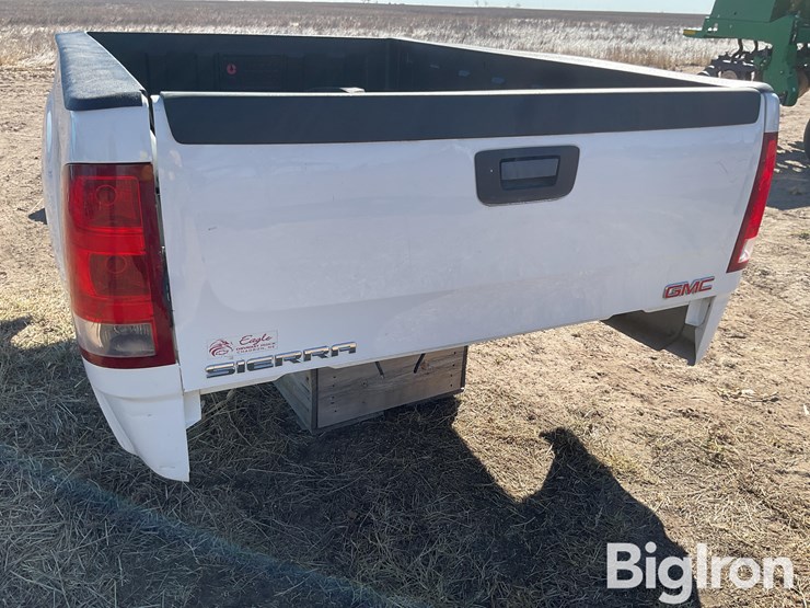 2013-gmc-3500-image-15