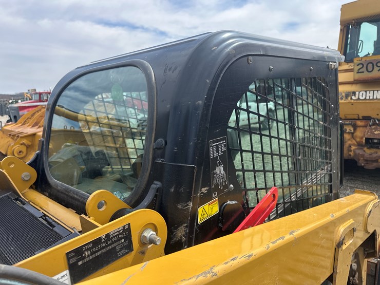 2017-caterpillar-239d-image-11