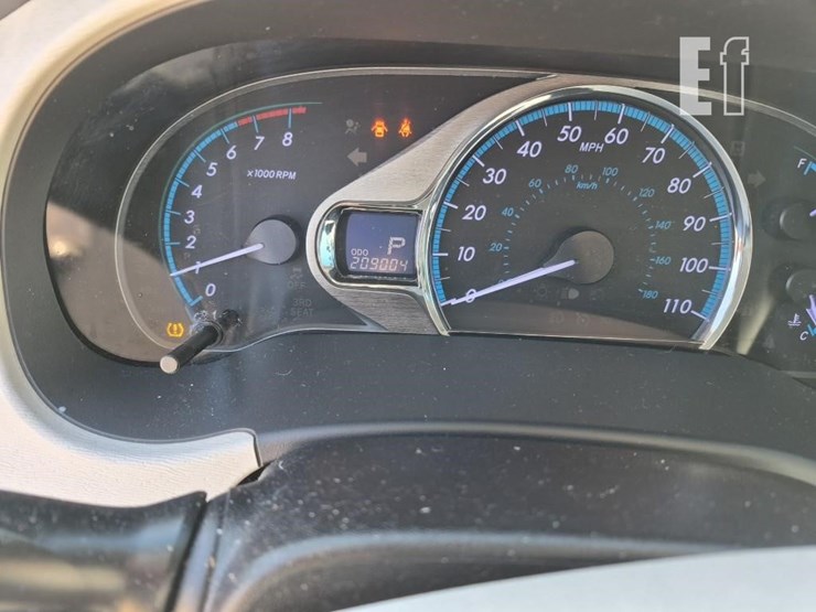 2011-toyota-sienna-image-14