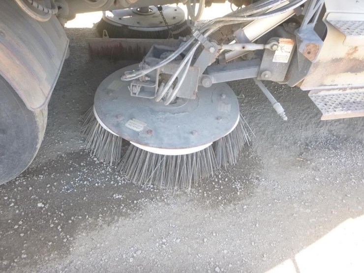 2017-freightliner-m2-106-image-8