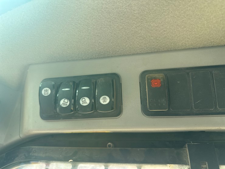 2017-caterpillar-239d-image-35