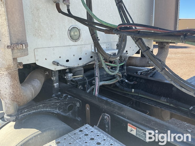 2017-freightliner-coronado-132-image-10