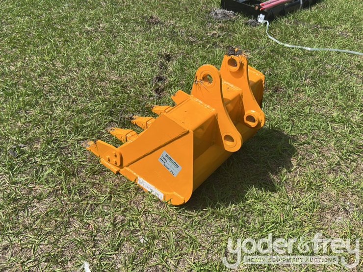 2026-caterpillar-305-image-3