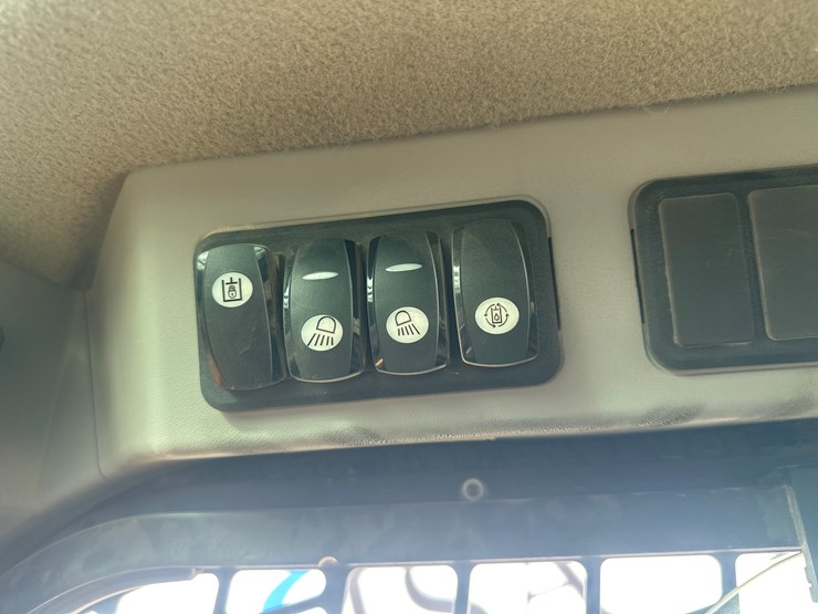 2017-caterpillar-239d-image-37