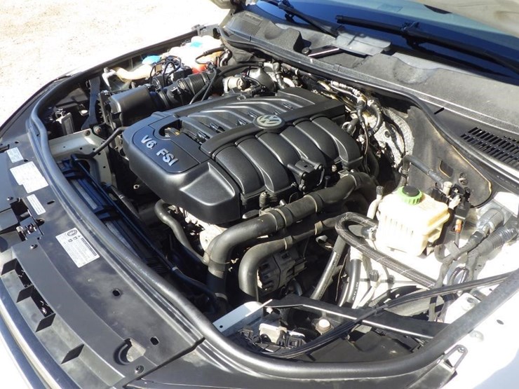 2012-volkswagen-touareg-image-10