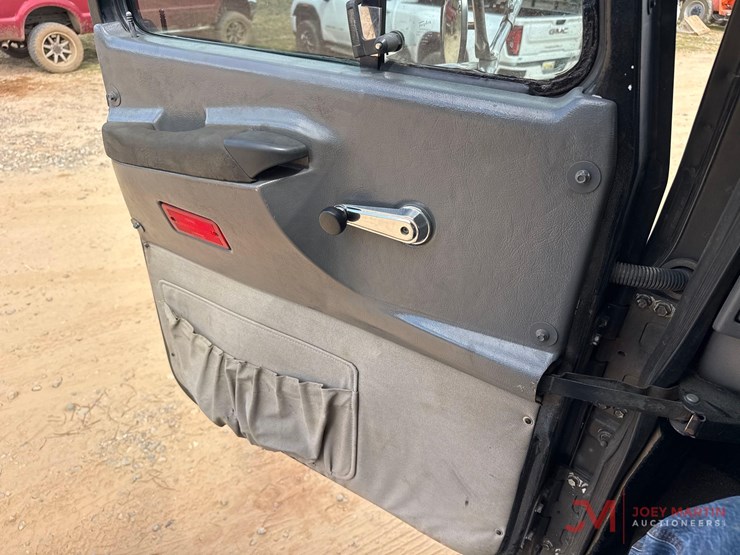 2001-mack-ch613-image-39