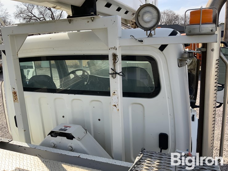 2010-freightliner-m2-106-image-15