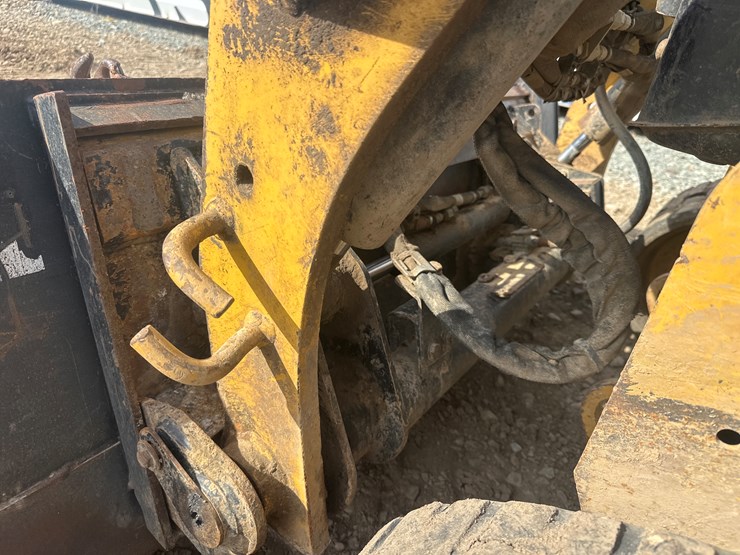 2017-caterpillar-239d-image-24