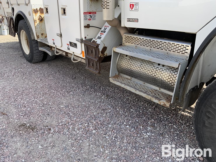 2010-freightliner-m2-106-image-10