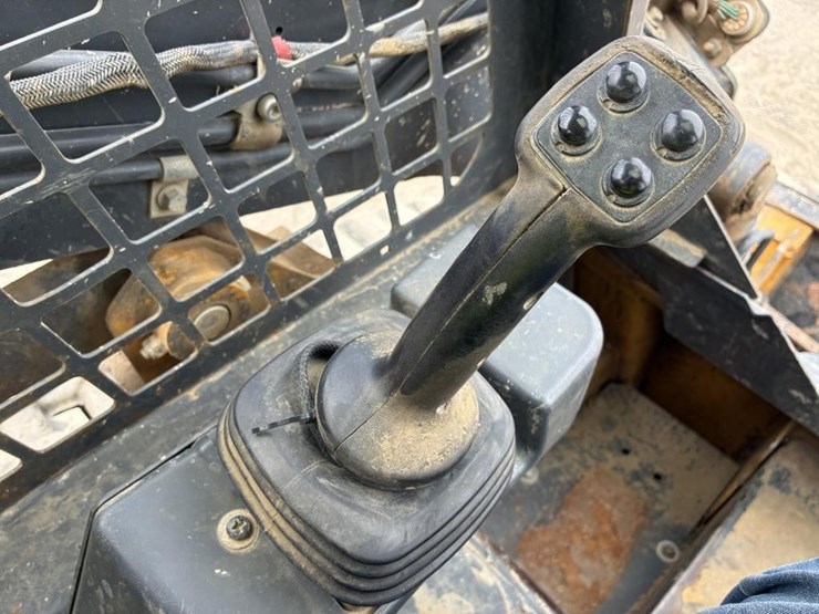 2018-deere-317g-image-15