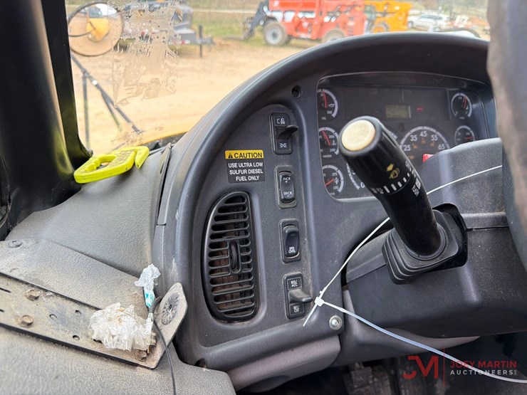 2008-thomas-saf-t-liner-c2-image-24