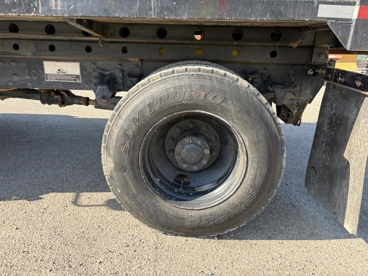 2018-freightliner-m2-106-image-5