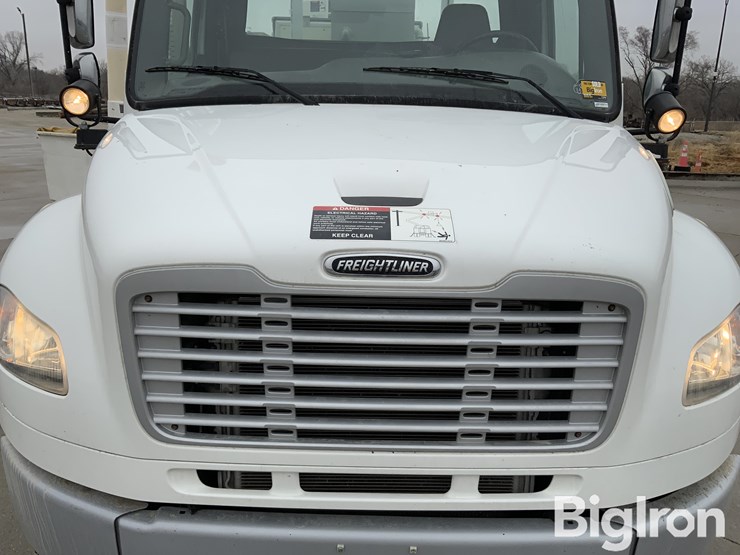 2012-freightliner-m2-106-image-19