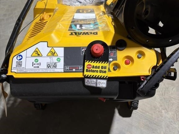 dewalt-21"-208cc-snow-plow-image-3