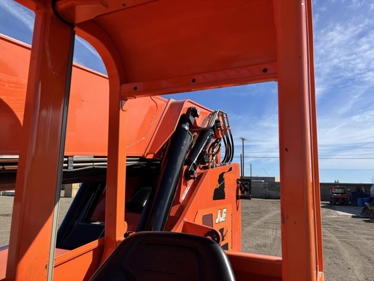 2016-jlg-8042-image-35