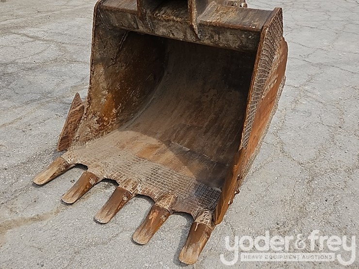 2016-komatsu-pc210-lc-11-image-11