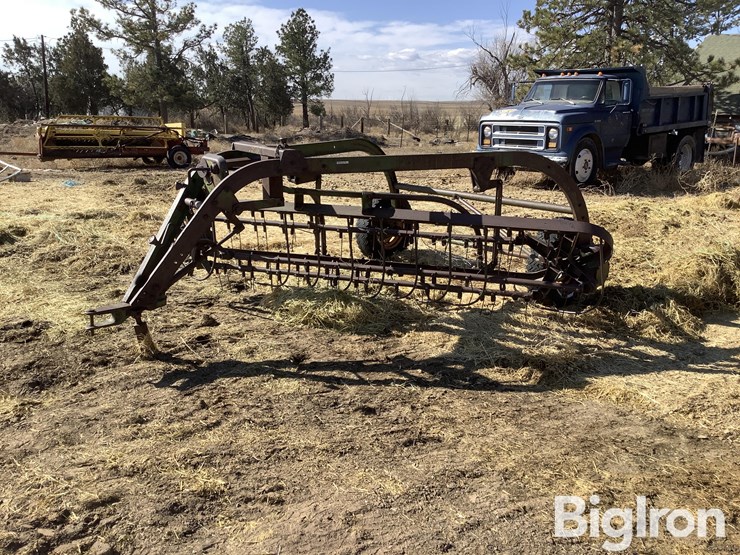 john-deere-lr2-pull-type-side-delivery-rake-image-1