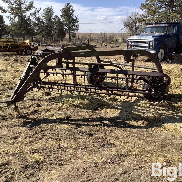John Deere LR2 Pull-Type Side Delivery Rake