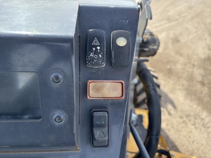 2019-deere-210lep-image-32