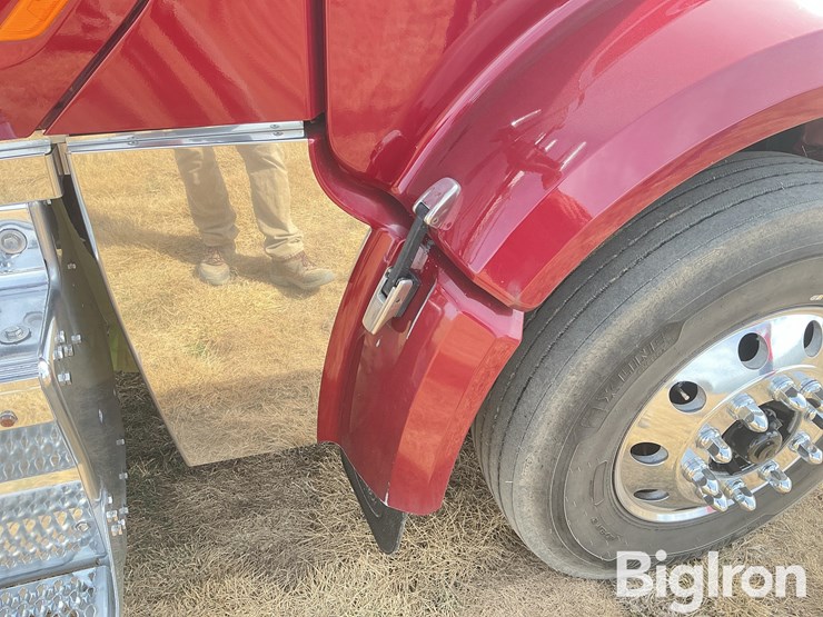 2017-peterbilt-567-image-14