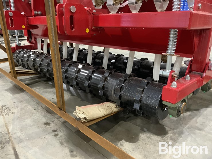 2025-massey-ferguson-730-image-17