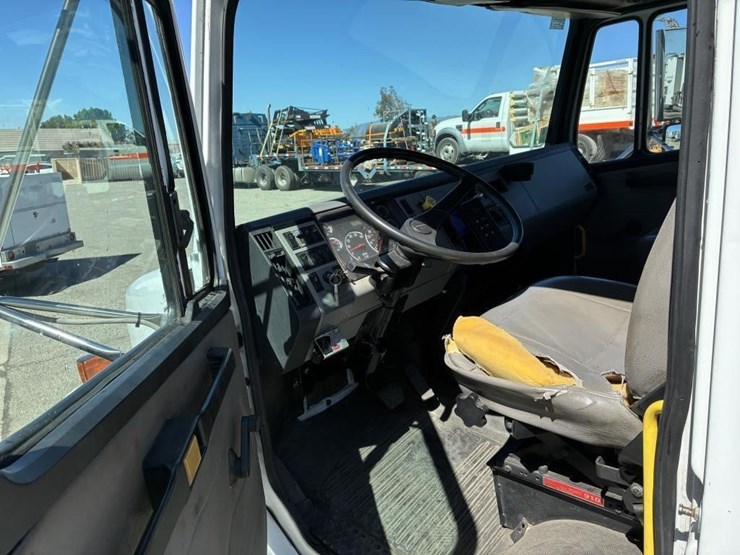 2003-freightliner-fl70-image-10