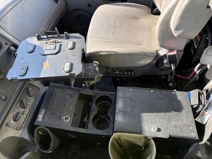 2014-freightliner-m2-106-image-18