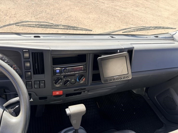 2015-isuzu-npr-image-16