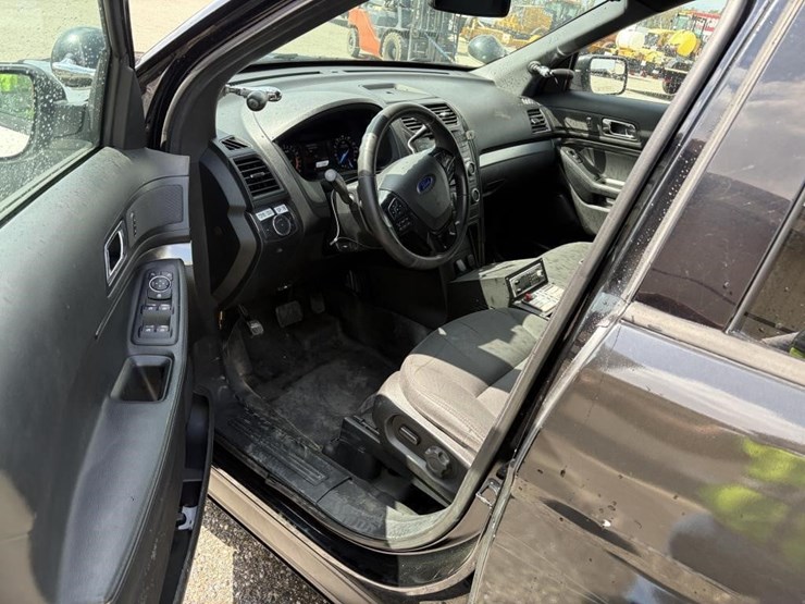 2017-ford-explorer-image-12