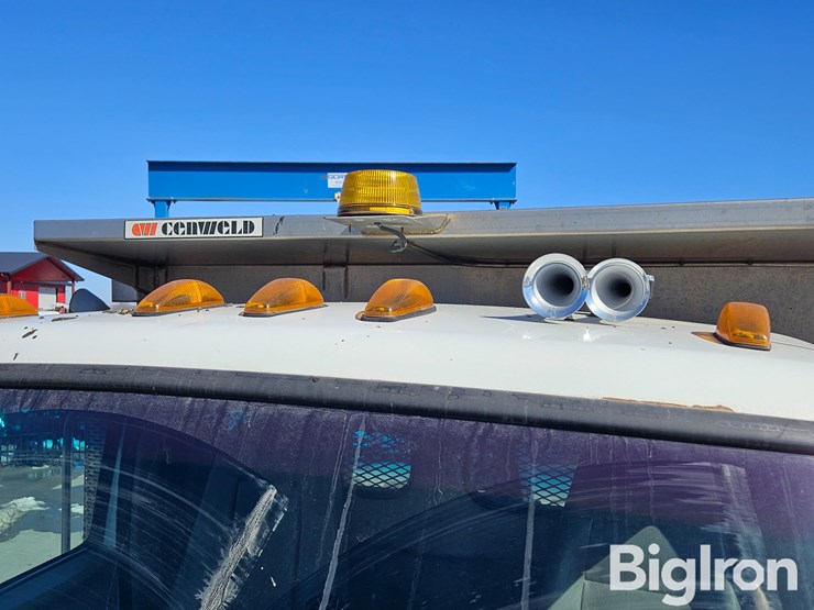 2009-sterling-l9500-image-9