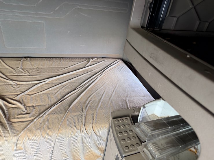 2018-freightliner-122sd-image-84