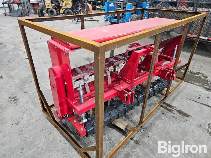 2025-massey-ferguson-730-image-3