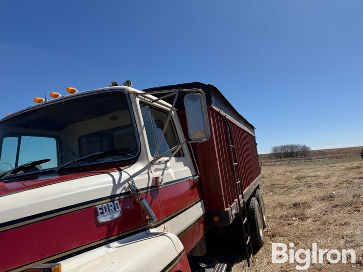 1977-ford-ln900-image-15